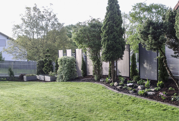 Mit insgesamt sieben Tafeln und fünf Pflanzkästen aus Schwarzblech verschönerte Klempnermeister Xaver Stark einen Beetstreifen in seinem Garten
