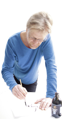 Zur Umsetzung individueller Werbebotschaften setzt Grafikdesigner Hajo Schörle verstärkt auf Handarbeit
