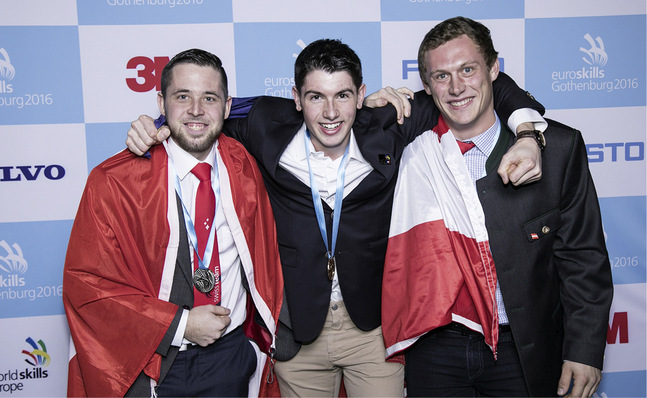 &nbsp;

Bild oben: Die Euroskills-Gewinner der Kategorie Metalroofing sind:Gold: Youni Le Coutour, F; Silber: Reto Reifler, CH; Bronze: Michael Kranawetter, A
