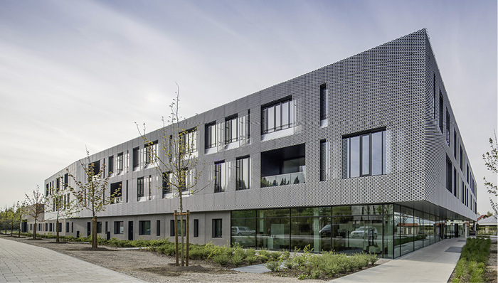 



Schickes Lochmuster: das neue Firmengebäude der EOS GmbH in Krailing mit Struktur-Fassade
