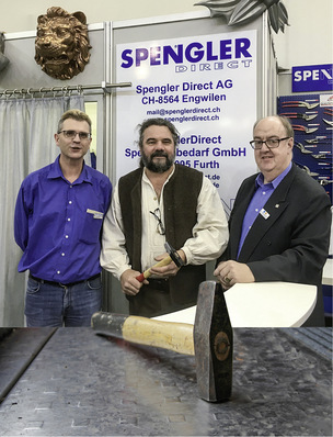 Thilo Gadorosi, Berthold Zürn und Walter Müntener präsentieren den Allgäuer Spenglerhammer auf der Bau in München
