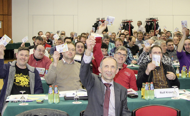 
BAUMETALL-Gastgeschenk: Die Besucher des Klempnertreffs freuen sich über das Vorlesebuch „ … und der Klempner sitzt nicht neben dem Klo!“
