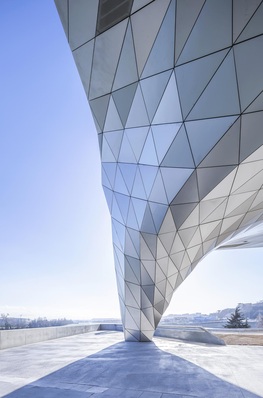 Detailansicht Musee des Confluences in Lyon mit Profilen von Aperam.