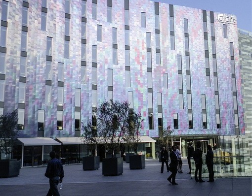 
4500 m² Edelstahl kreieren den beeindruckenden Farbeffekt dieser Gebäudehülle



