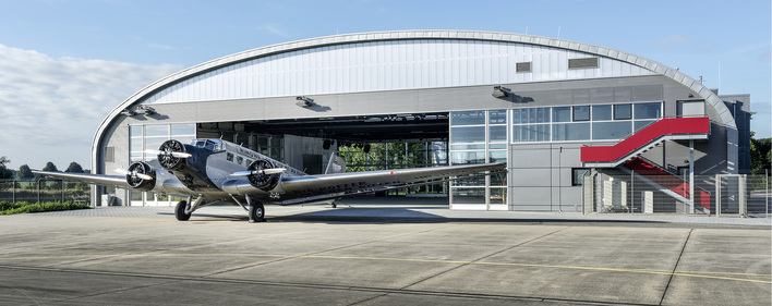 



Die stolze Tante Ju auf der Terrasse vor ihrem Eigenheim
