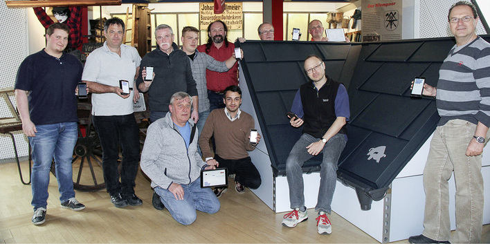 
Gruppenfoto am Prefa-Dachmodell



