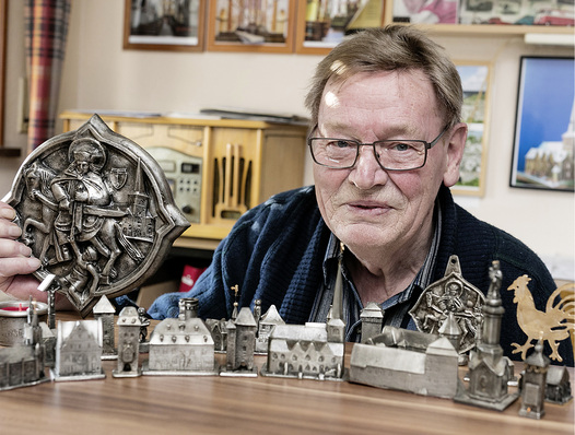 
Herwi Rechmann mit seinen Miniaturen von historischen Bauwerken in Linz am Rhein



