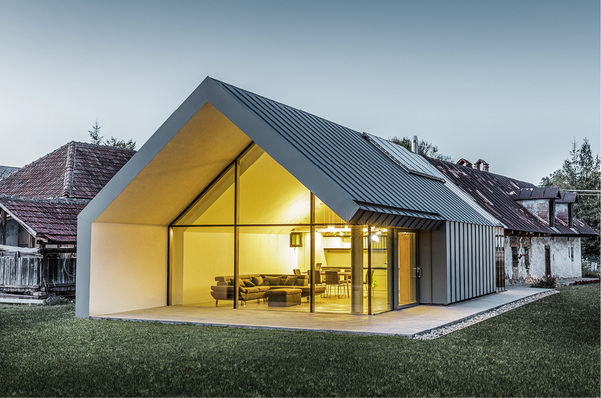 
An ein uraltes Bauernhaus wurde ein modernes Architektur-Kreativzentrum angebaut



