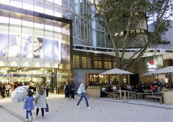 
Wer das Nobelkaufhaus Breuninger in Stuttgart betritt, schreitet unter einem mächtigen Portal aus Edelstahlschindeln hindurch



