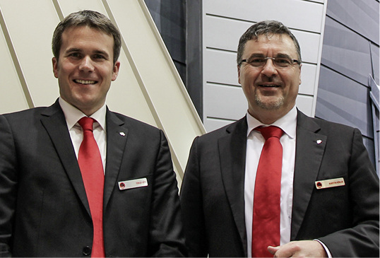 
Die Prefa-Geschäftsleitung um Tobis Götz und Karsten Köhler stellt in Köln erstmals das neue Fassadenpaneel Sinding.X vor



