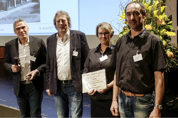 



Andreas Buck und Harald Baisch mit den Preisträgern des Siegerbildes, Julia Gläschig und Andreas Moser
