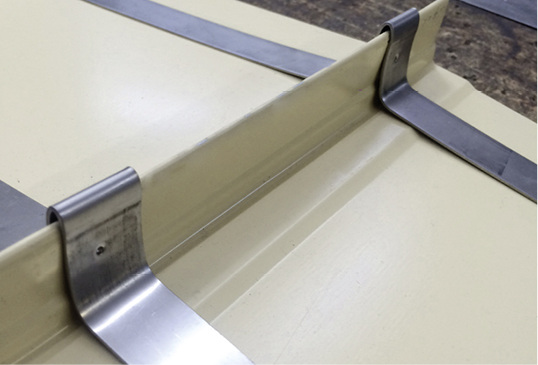 



(* Kölner Dialekt: „für anzuschauen“) Zum Ansehen: Brandt Edelstahldach veranschaulicht das Funktionsprinzip von Ferrinox-Flatterbügeln
