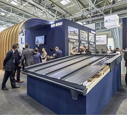 
Am Musterdachaufbau können Messebesucher Produkte und Systeme an realen Einbausituationen unter die Lupe nehmen



