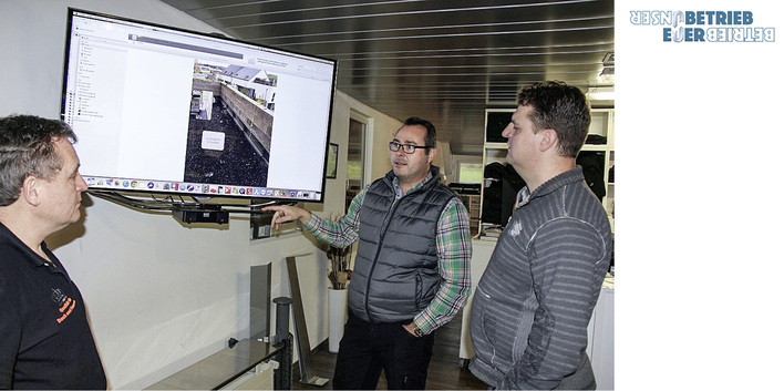 
Michel Kirchen (l.) zeigt Mirko Siegler und Michael Messerschmidt (r.) die Arbeitsweise im digitalisierten Fachbetrieb. In seinem Büro empfängt er an einem Großbildschirm bemaßte Baustellenfotos von seinen Mitarbeitern



