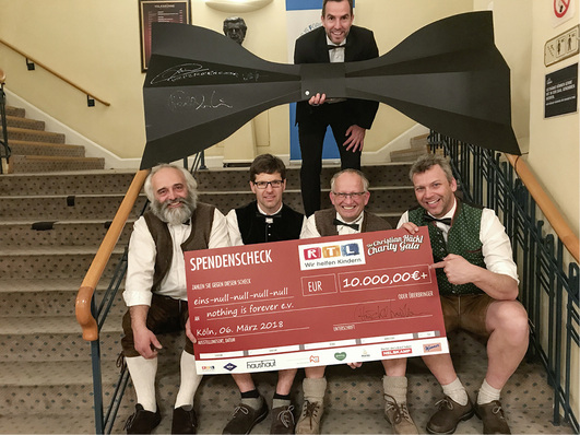 
Die SMV-Delegation überreichte in Köln einen Scheck über 10 000 Euro aus dem bisherigen Spenglerfliegenverkauf. Josef Kammermeier von Nothing is Forever freut’s 



