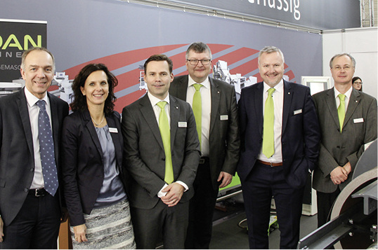 



Renato und Angelika Romagna (Forstner), Peter Tafazoli (CEO Cidan), Hans-Ole Holm (Verkaufsleiter Cidan), Thomas Gürtler und Markus Böhler (beide Forstner)
