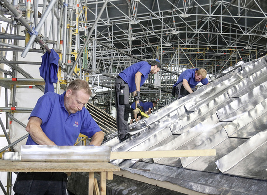 



Das neue Dach für die Ausstellungsgebäude des Wikingermuseums Haithabu wird mit Walzblei eingekleidet
