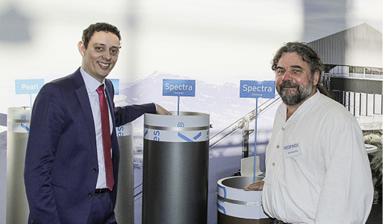 



Marc Metzler und Berthold Zürn präsentieren in Köln pigmentierten Edelstahl der Marke Roofinox Spectra
