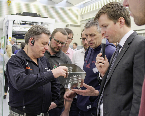 
Philipp Herwerth (r.) stellt aktuelle Trumpf-Stanzmaschinen vor 



