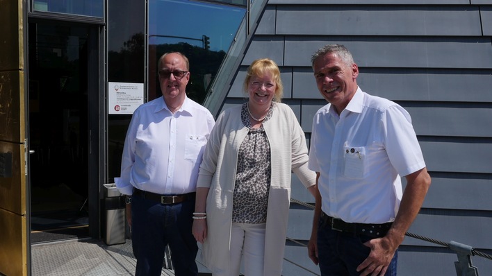 Museums-Vorstandsmitglied Walter Müntener begrüßt Annette Haselbach und den frischgebackenen Träger des goldenen Lötkolbens, Andreas Buck, beide vom Baumetall-Team
