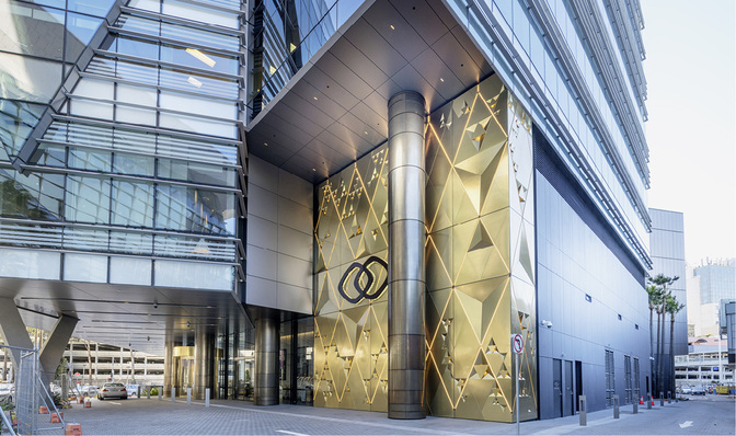 
Wer das Hotel ICC Darling Harbour in Sydney besucht, passiert die exklusive Wand aus Teco-Gold im Dreiecksmuster



