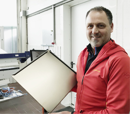 
Dietmar Schütz mit einer fertigen Edelstahlraute



