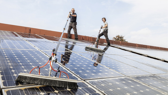 



Mit handgeführten Bürsten kann ein erfahrener Reiniger den Druck während der Reinigung besser und gezielter ausüben als mit einem maschinellen System
