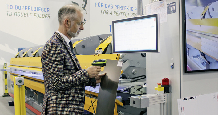 



Für die vollautomatische Kantteilproduktion werden die Profildaten auf einem Etikett an der Maschine gescannt

