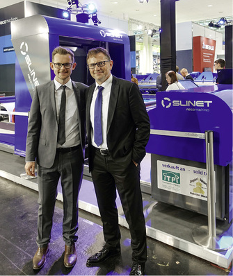 



Weltneuheit von Slinet: Robert und Sylvio Matthäß präsentieren die vollautomatisch arbeitende Längs- und Querteilanlage von Asco
