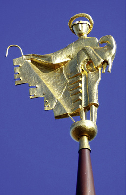 
Spitzenklasse: Der frisch restaurierte Hirte hat wieder seinen Platz auf dem Kirchturm eingenommen und behütet seine Schäfchen



