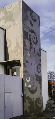 



Perforierte Fassade und das Vordach auf der Hofseite nach Abschluss der Bauarbeiten
