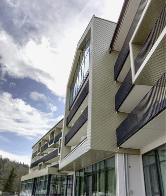 
Wie ein metallisches Kleid legt sich die Aluminiumfassade um hervorstehende Baugruppen samt Untersichten



