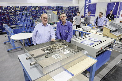 
Bei SpenglerDirect zeigen Walter Müntener und Thilo Gadorosi spezielle Flachdachprodukte



