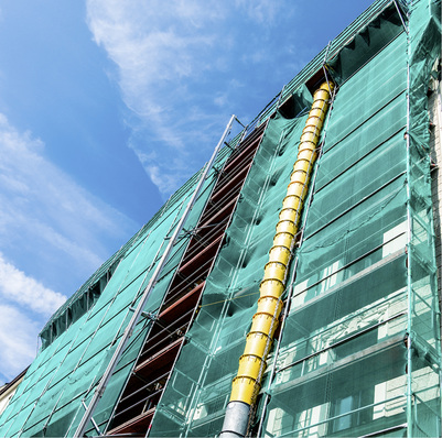 



Ein Personen- und Lastenaufzug nebst Schuttrutsche sind nur zwei von zahlreichen sinnvollen Baustelleneinrichtungen 
