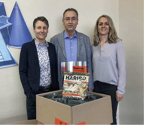 



Artur Semmler inmitten seiner TöchterAylin Semmler (l.) und Nadine Samardzija (r.)
