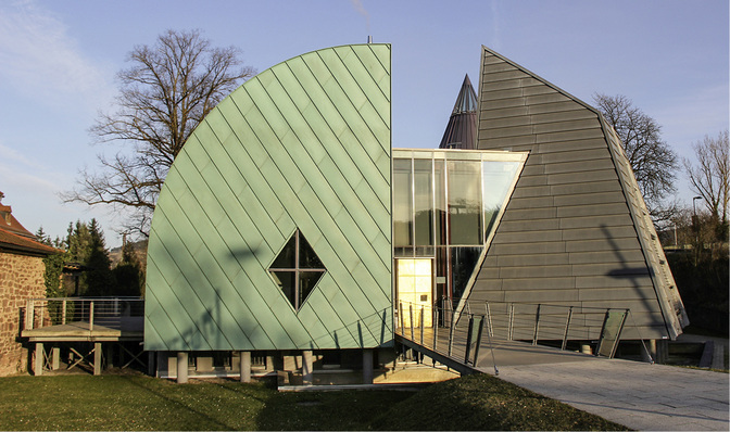 
Der vergoldete Eingang des Museums glänzt in der Sonne



