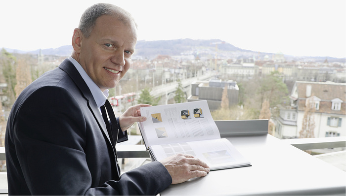 
Claudio Cristina freut sich über die neue Fachrichtlinie Spenglerarbeiten



