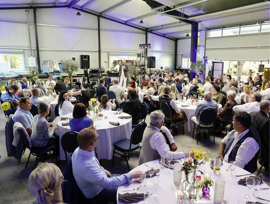 
Links oben: die neue Stanzmaschine. Rechts daneben begrüßt Firmeninhaber Jens Sperber seine Gäste



