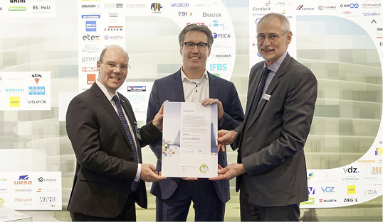 
Dr. Alexander Röder (IBU), Frank Neumann (Initiative Zink) und Hans Peters (IBU) bei der Übergabe der Mitgliedsurkundedes Instituts Bauen und Umwelt an die Initiative Zink



