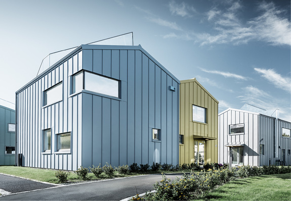 



Die Aluminiumdächer und -fassaden der 23 Wohnhäuser des Quartiers Josefinesvingen sind mit Falzonal-Bändern in unterschiedlichen Farben bekleidet
