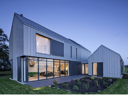 



Zur blauen Stunde verschmilzt die graue Hülle des Anwesens Newhouse of Auchengree mit dem sanften Dämmerlicht
