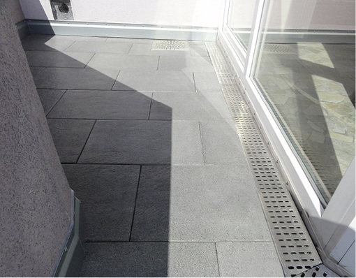 
Was für Terrassen gilt, trifft auch auf Flachdächer zu: Eine funktionierende Entwässerung erhöht die Lebensdauer



