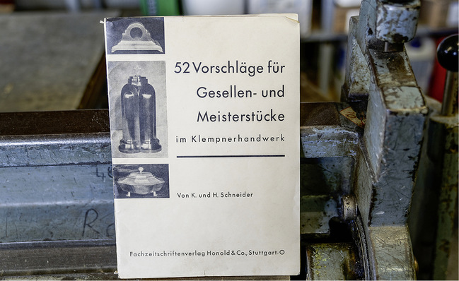 
Die Loseblattsammlung von ca. 1940 enthält Vorschläge für Gesellen- und Meisterstücke



