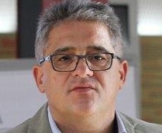 Klempnermeister und Gutachter Bernd Kramer erklärt im Workshop, wie Ausführungsfehler bei der Dachmontage entstehen und behoben werden.