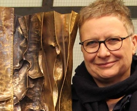 Bildhauerin Manuela Geugelin zeigt, wie Klempner aus Kupfertafeln mit verschiedenen Hämmern und Techniken tolle Kunstwerke schaffen.